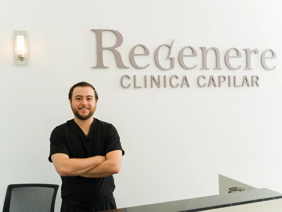 Dr. Alexis Guadarrama en la recepción de Regenere Clínica Capilar en Hermosillo