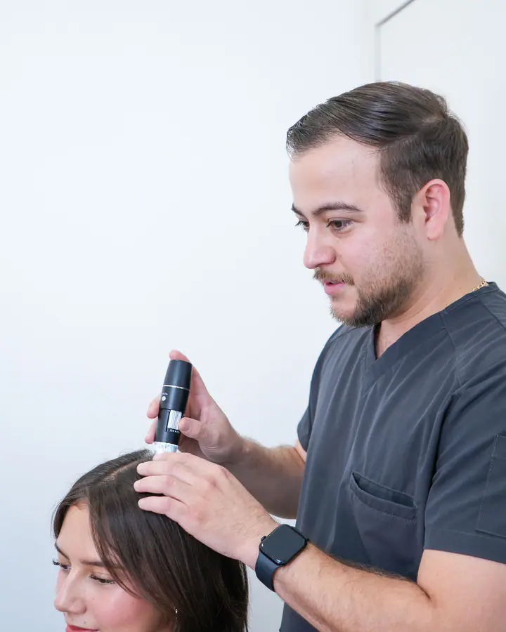 Valoración de tricología para caída del cabello en mujer